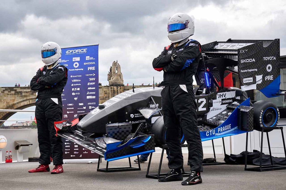 Studentský tým eForce Prague Formula dnes v Praze představil novou autonomní elektroformuli! Tým🏎vyvinul v souladu s pravidly nejprestižnějších závodů v Evropě. Je také lehčí než loňská a má vyladěnější pohon. 
👀1url.cz/NJQKO
📷P. Neugebauer
<a href="/CVUTFEL/">CVUTFEL</a> <a href="/STROJARNA/">strojarna.cz</a>