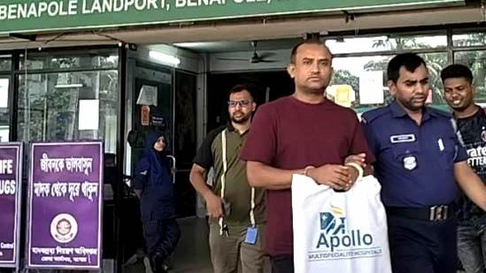 ভারতে যাওয়ার সময় কেন্দ্রীয় যুবলীগ নেতা বেনাপোলে গ্রেপ্তার