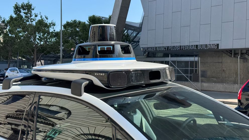 2 de 7 / Equipados con sensores LiDAR, radares y cámaras, los vehículos autónomos de Google ofrecen una visión completa de 360 grados, garantizando un viaje seguro y eficiente gracias a su avanzada plataforma de tecnología de conducción.