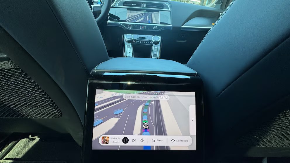 3 de 7 / Durante el trayecto, el pasajero puede seguir la ruta en una pantalla ubicada detrás del asiento delantero. El sistema muestra con precisión los vehículos, giros y tiempos estimados.