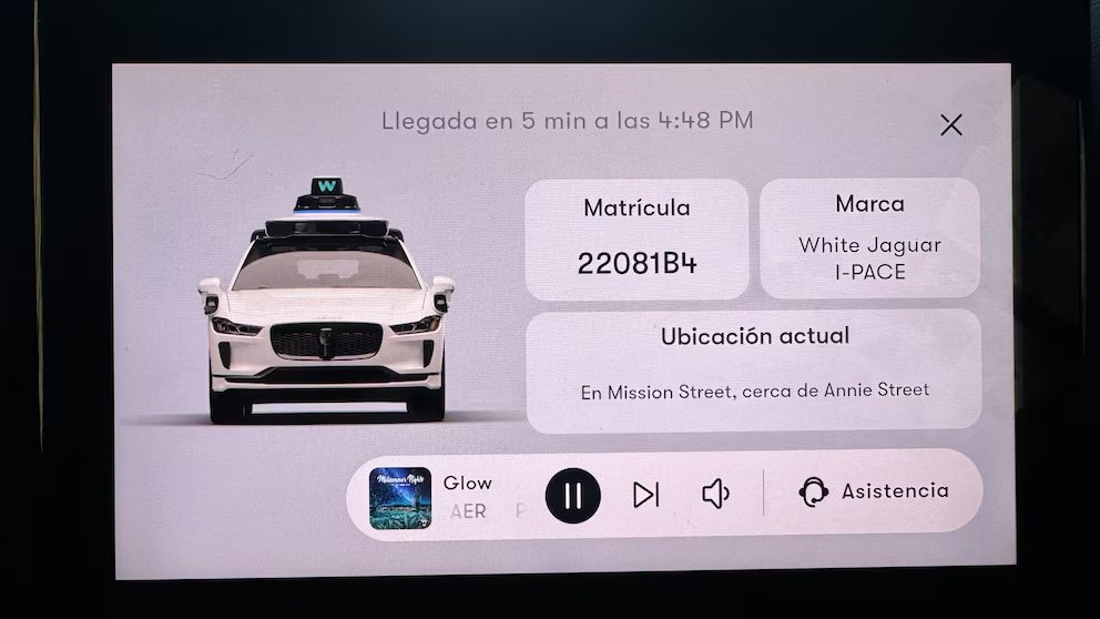 4 de 7 / La pantalla en el interior muestra los datos del vehículo asignado y la ubicación exacta para el abordaje. El pasajero puede seguir el trayecto desde su dispositivo móvil o desde la pantalla interna.