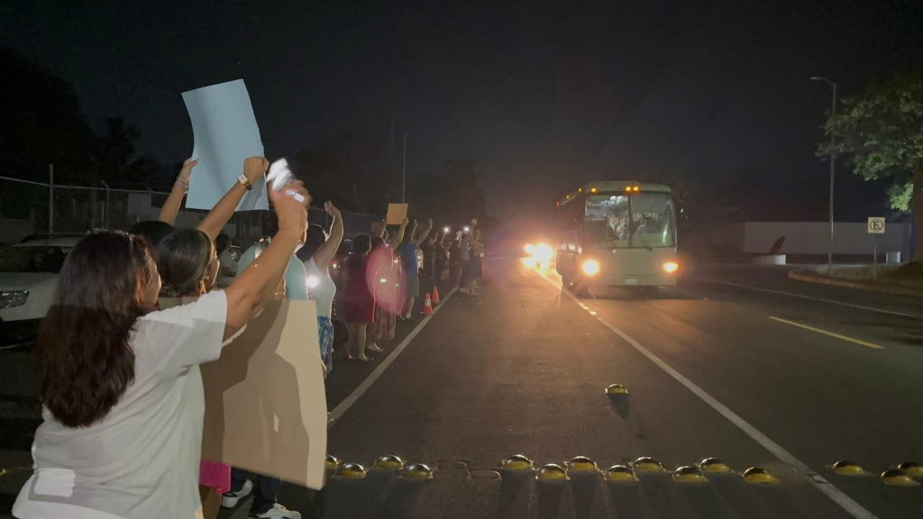 felyxmarquez's tweet image. #ULTIMAHORA La tripulación del Buque #Cuauhtémoc, accidentado en Nueva York, arribó esta madrugada al Puerto de #Veracruz entre aplausos de familiares y ciudadanos. Los 172 cadetes y su capitán fueron trasladados a la H. Escuela Naval.
📸 @IsabelZamudio3