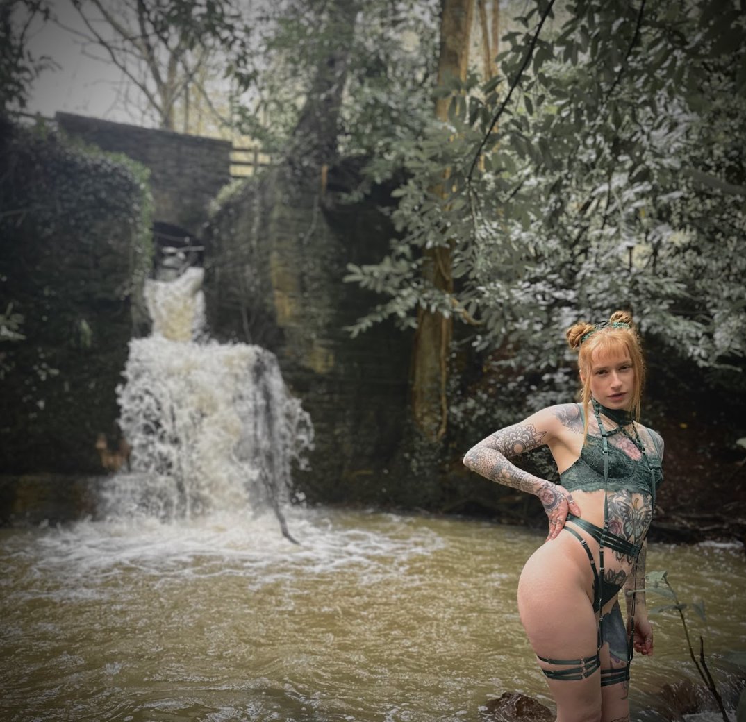 ZeldasAntics's tweet photo. 💚 Drop into my DMs to hear more about my day, to request photos and videos, and to chat - I love to hear from you 💚 Check out my linktree for other ways to get to know me better 🍀
#naturetherapy #altgirl #altfashion #redheads #lingerie #outdoors https://t.co/q8KPr21kMC