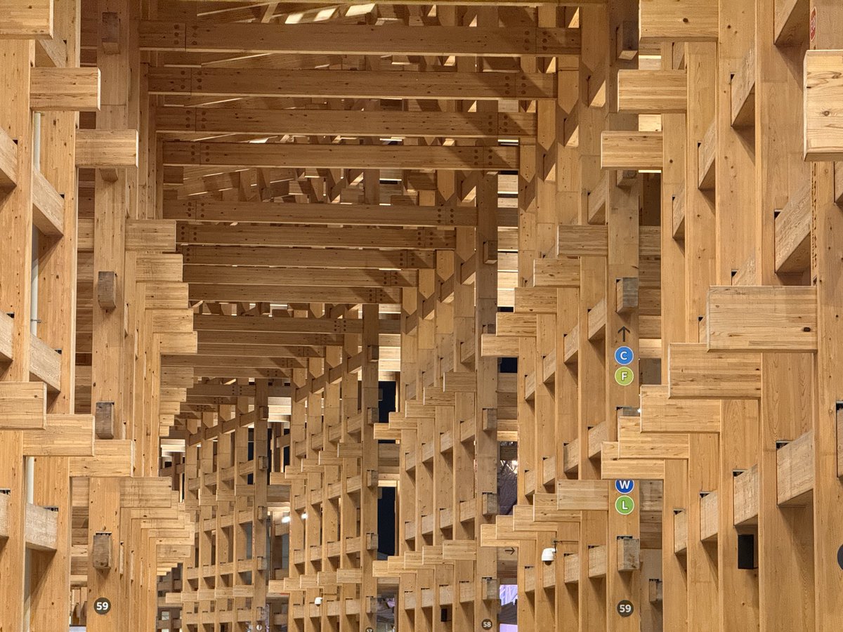 世博一日游结束！果然还是都是人人人！老实说没什么惊喜但是还是值得一看。美国馆最会来事竟然还有专门的中文导览时间，法国馆很奢侈，不是LV就是Dior。韩国搞得比较别出心裁，发挥了他们搞文艺的优势。马来西亚馆的餐厅值得一试！