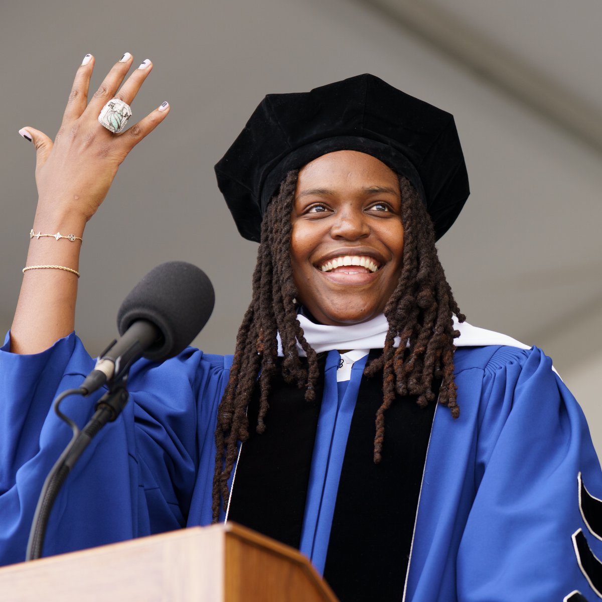 GW_WBB's tweet image. Congrats to GW Athletics Hall of Famer @jus242, who served as yesterday&apos;s keynote speaker at #GWCommencement and received an honorary degree! 🎓🤩