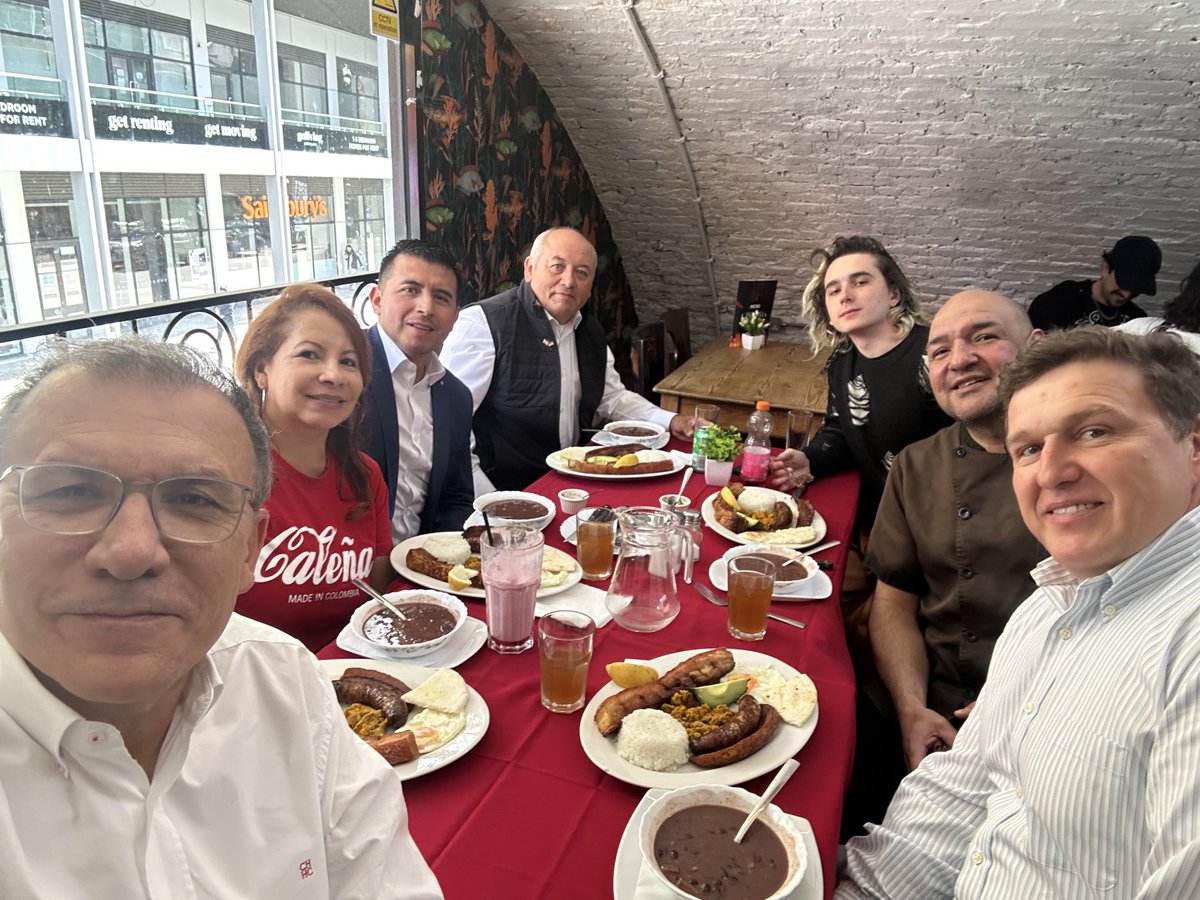 Almuerzo de despedida con los compañeros de servicios generales de la Embajada. Compatriotas trabajadores, buenos y nobles! Nos hicimos amigos ! Los extrañaré!