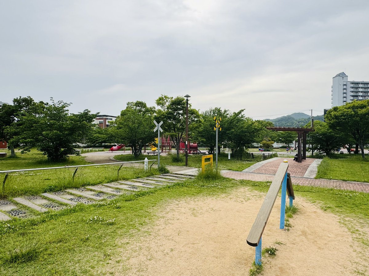 project_lovely's tweet photo. 須磨の活動がはじまりました！

今日はまず、公園を一周しながらのゴミ拾い。高取山がきれいに見えて、風も心地よくて、気持ちのいいスタートになりました。

この場所で、どんな人と出会って、どんな場になっていくのか。とても楽しみ✨ https://t.co/EkB6N60v1G