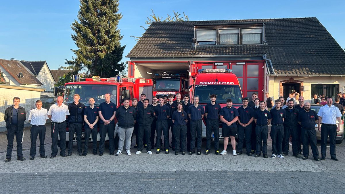 FeuerwehrKerpen's tweet photo. Start des diesjährigen #Grundlehrganges bei der #Freiwilligen #FeuerwehrKerpen. 22 Teilnehmende stellen sich der Herausforderung und unterstützen das #Team #Ehrenamt
https://t.co/BGMdM8MZhO
Unser Einsatz. Ihre Feuerwehr. https://t.co/3mncnmDgDj