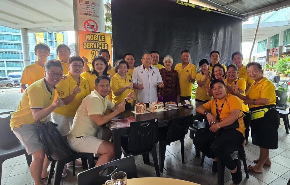 simkuihian's tweet photo. Thank you very much “busy  ” for coming together (the public, community leaders KMKK, local councilors, service centre &amp; branch staff, volunteers, friends…and YOU) mobile #Service2U at your local kopitiams over the last weekend. https://t.co/LlEh9rwbxs