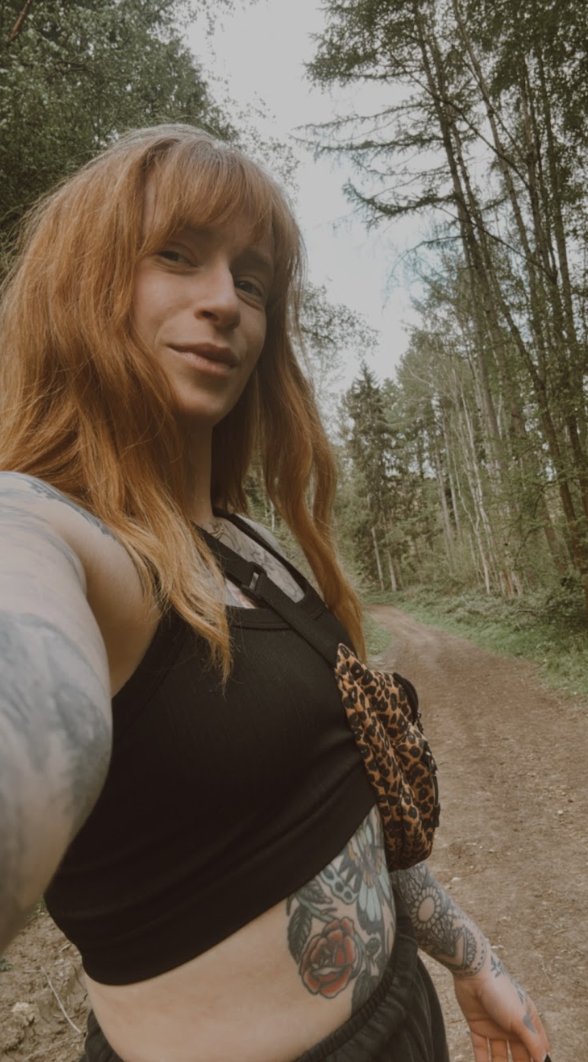 ZeldasAntics's tweet photo. 💚 Drop into my DMs to hear more about my day, to request photos and videos, and to chat - I love to hear from you 💚 Check out my linktree for other ways to get to know me better 🍀
#naturetherapy #altgirl #altfashion #redheads #lingerie #outdoors https://t.co/wH721bYXIz