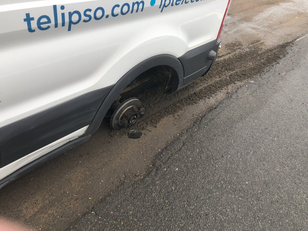 voici l'exemple que d'aller au garage un vendredi apres midi peut etre risquer des fois... quelqu'un a oublier de serrer les boulons !!!