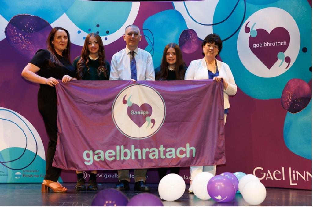 Comhghairdeas mór le Teigan, Piaras agus na daltaí uile atá ar an gCoiste Gaelbhrataí. D’éirigh leo Gaelbhratach a bhaint amach dár scoil le déanaí mar gheall ar an obair ar fad atá déanta acu le bliain anuas chun an Ghaeilge a chur chun cinn sa scoil agus sa phobal.