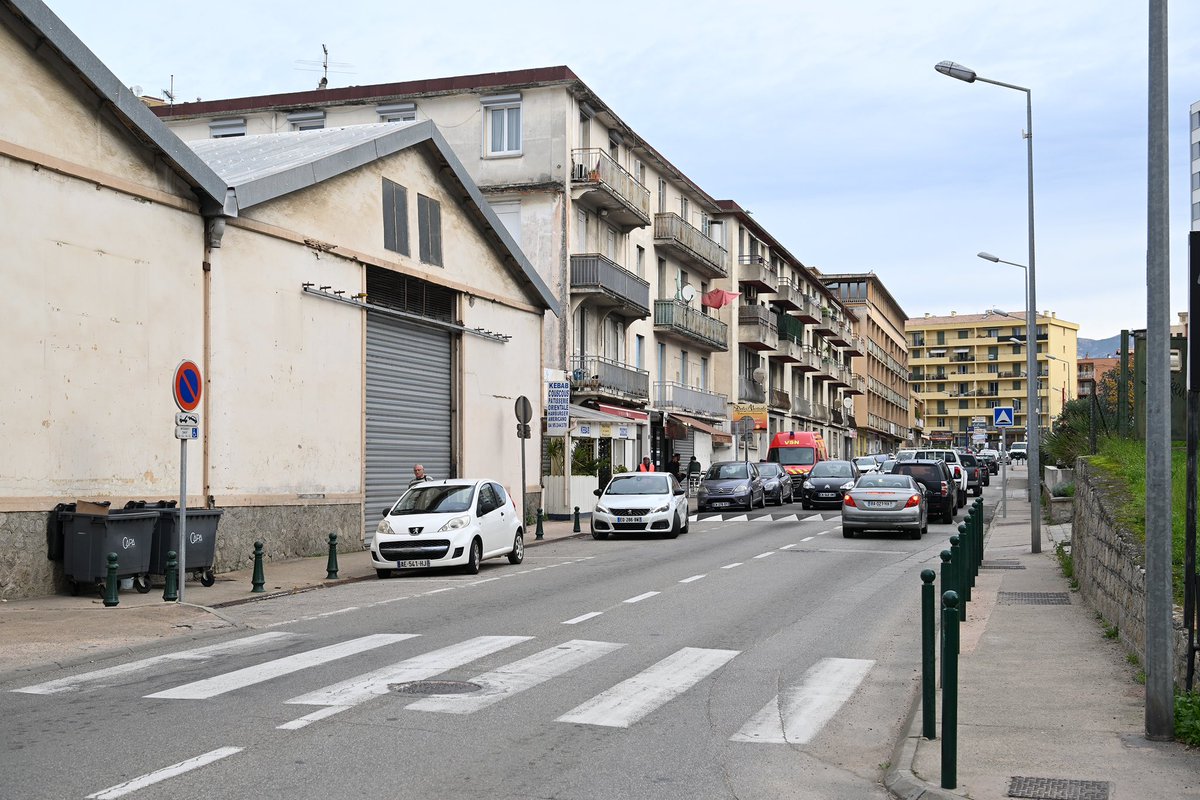 s_sbraggia's tweet photo. L’avenue Noël Franchini va changer. En profondeur.
C’est un quartier stratégique, mais vulnérable (notamment face au risque d’inondation).
Donc :
➡️ On renature
➡️ On élargit les trottoirs
➡️ On apaise la circulation
➡️ On relance les commerces
➡️ On rénove l’habitat

📍 Et parce qu’il y a 2 900 demandes de logements sociaux en attente, on crée une résidence sociale à taille humaine, à destination :
👉 des jeunes actifs
👉 des étudiants
👉 des seniors autonomes
👉 des familles monoparentales

Un projet utile.
Construit avec méthode.
Fruit d’un travail partenarial.
Au service de l’intérêt général.

Ce matin, avec l’État @Prefet2A et la Collectivité de Corse @aue_corsica, nous nous sommes engagés à transformer l’une des principales artères de l’entrée de ville d’#Ajaccio, à l’occasion de la signature du Projet Partenarial d’Aménagement (PPA) dédié au secteur Noël Franchini.