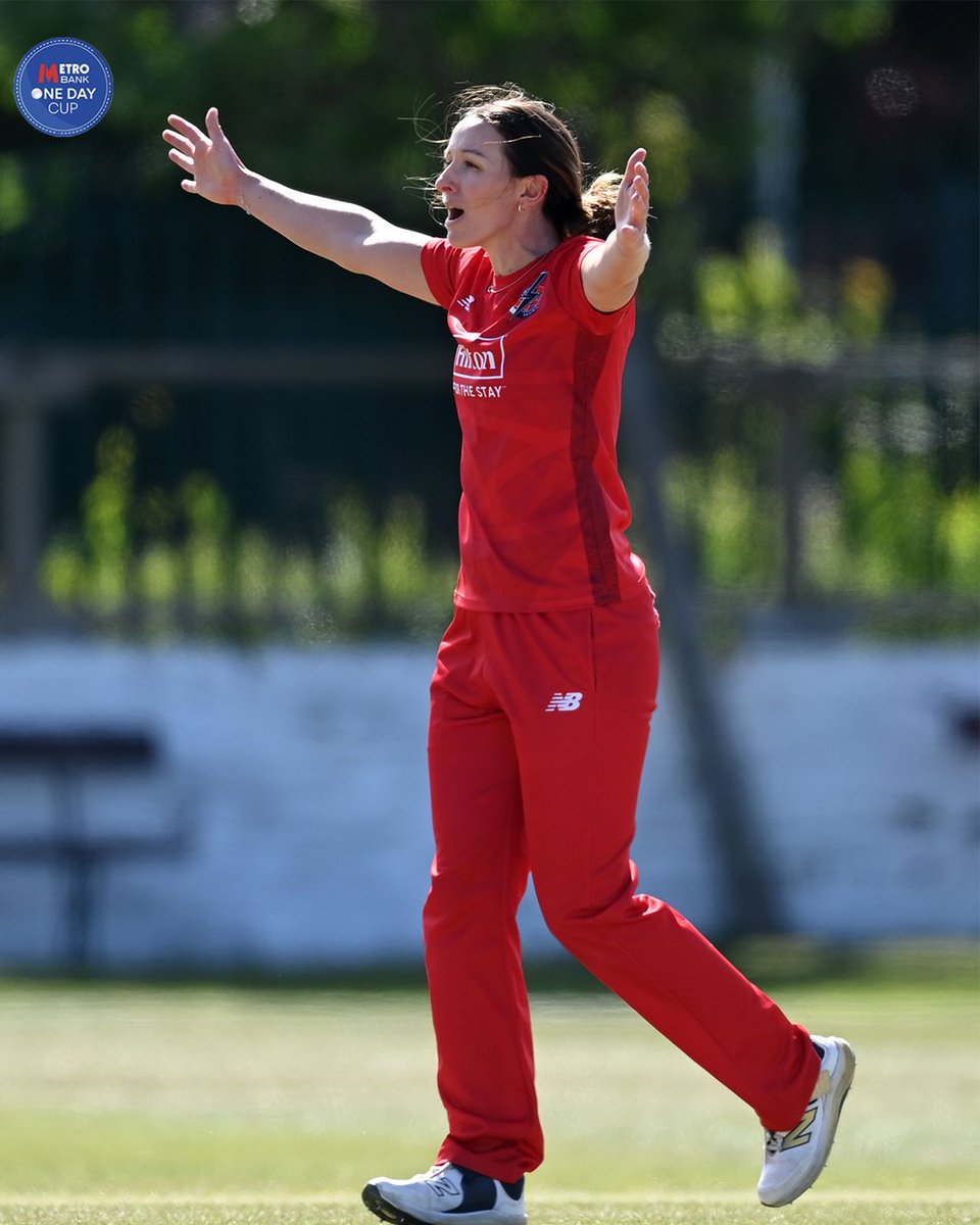 Kate Cross is bowling to Suzie Bates, you won't want to miss this 😁

WATCH NOW: ms.spr.ly/6019SjdMT