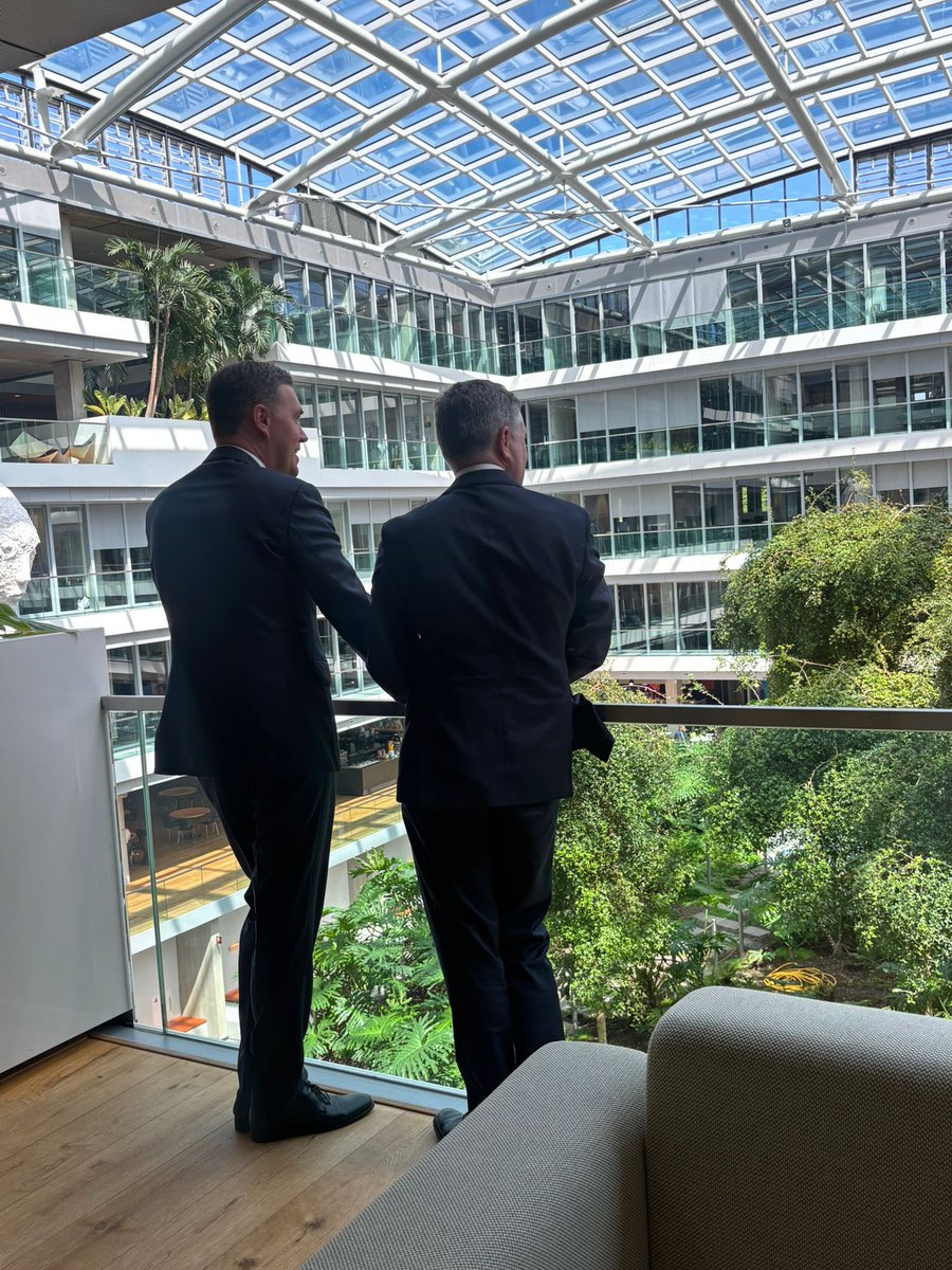 Paschald's tweet photo. A great pleasure to meet @eelcoheinen in the Hague today & discuss priorities for the #euroarea, the importance of budgetary coordination and our #fiscalrules, & the need to progress with urgency on deepening our #capitalmarketsunion and developing a #digitaleuro solution. 🇳🇱🇮🇪🇪🇺 https://t.co/w7Hk3JZxew