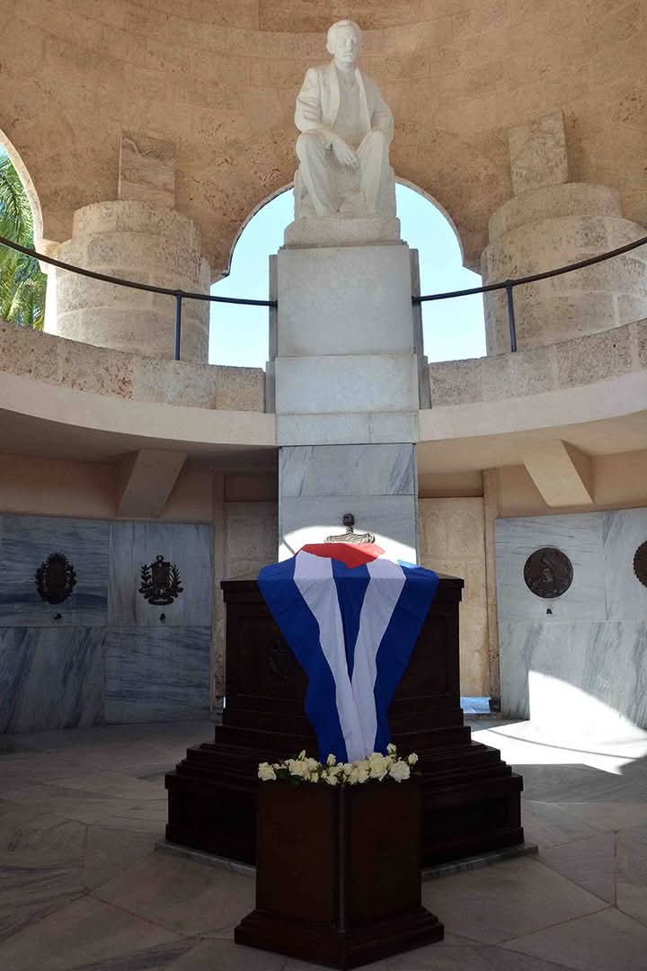 Nuestro mayor homenaje al gran maestro,al gran pensador ,al hombre de los versos sencillos,Para UD cultivo una Rosa Blanca #CubaMined