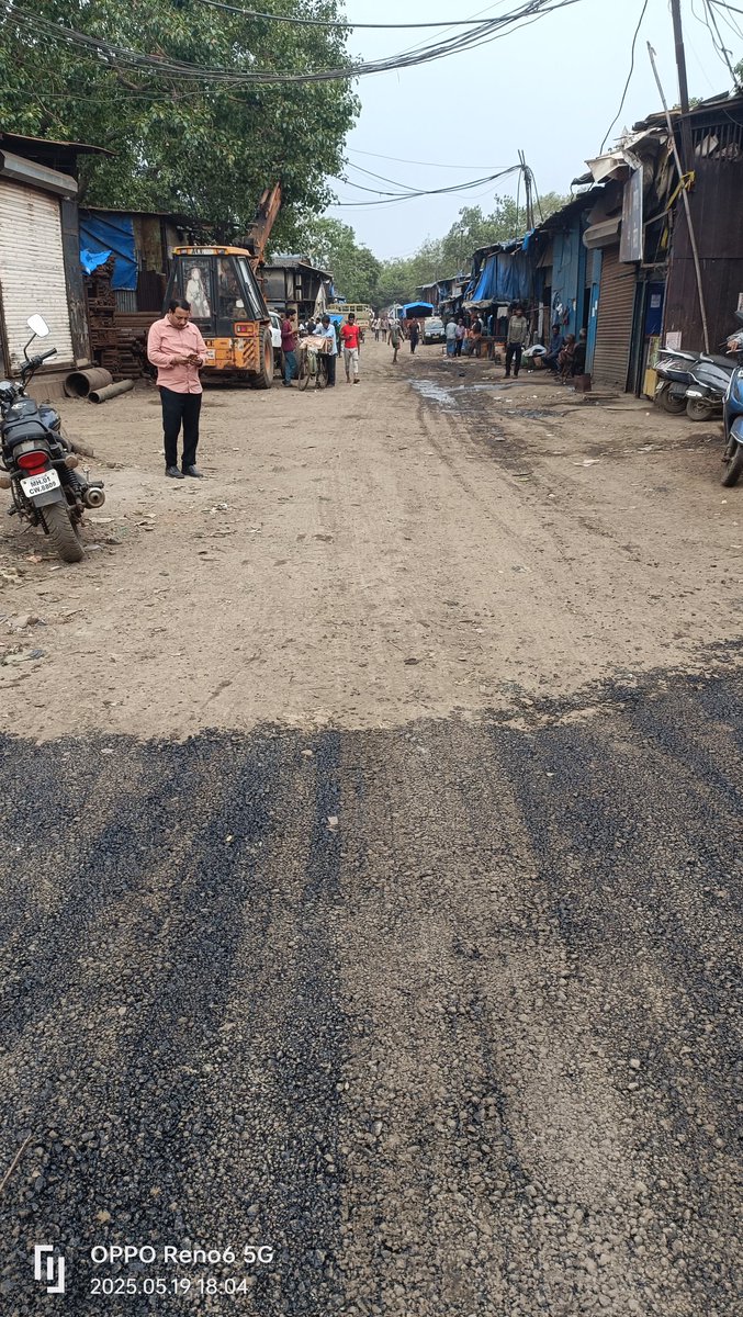 RAHULSINGH55500's tweet photo. दारूखाना #MBPT के क्षेत्र में #BMC ठेकेदार द्वारा सड़क और गटर लाइन निर्माण कार्य में भारी लापरवाही की जा रही है घटिया निर्माण अनियमित कार्यप्रणाली से स्थानीय जनता को परेशानी हो रही @PMOIndia @CMOMaharashtra @shipmin_india और @mybmc से अनुरोध है कि इस कार्य की निष्पक्ष जांच करे https://t.co/keLV2cmbjg