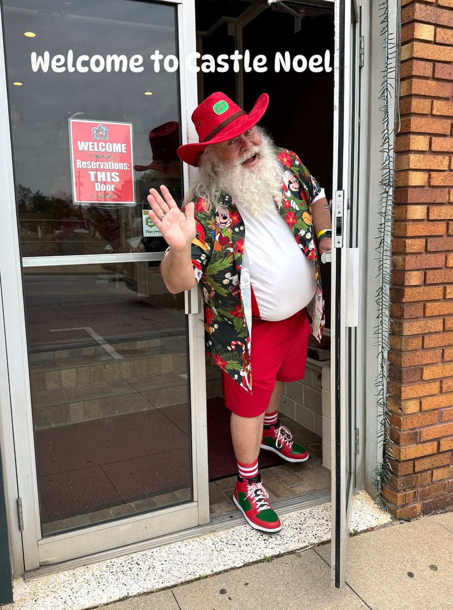 CastleNoel's tweet image. Can’t Stop Smiling! #SantaDay2025 may be over, but the joy lingers on! With visitors from Arizona to Ohio & costumes like Pirate & Space Santa, #Unforgettable! Thank you Mr. Grinch for your hilarious escapades. HUGE shoutout to #MedinaPedalCompany for the best sleigh ride ever!
