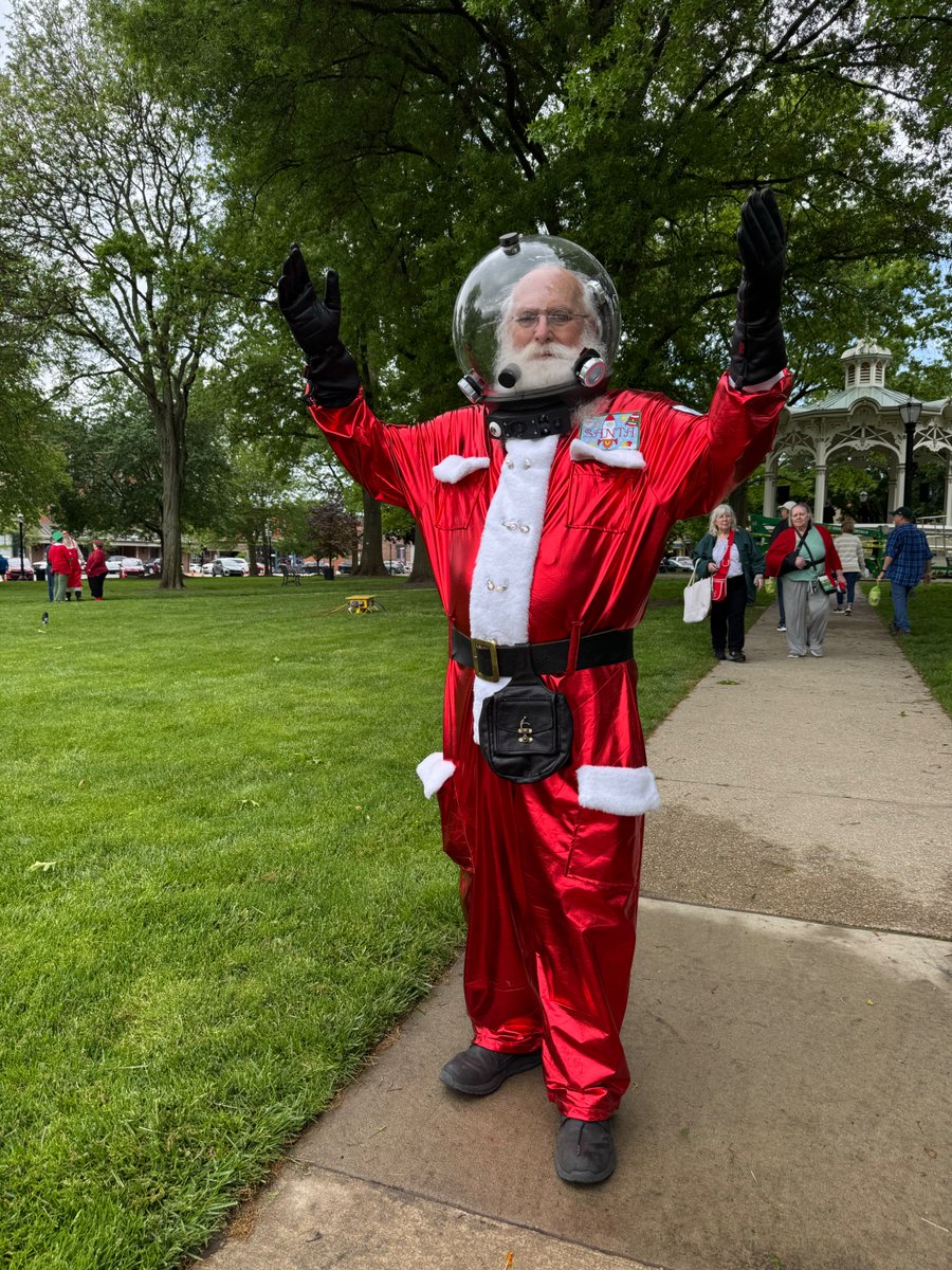 CastleNoel's tweet image. Can’t Stop Smiling! #SantaDay2025 may be over, but the joy lingers on! With visitors from Arizona to Ohio & costumes like Pirate & Space Santa, #Unforgettable! Thank you Mr. Grinch for your hilarious escapades. HUGE shoutout to #MedinaPedalCompany for the best sleigh ride ever!