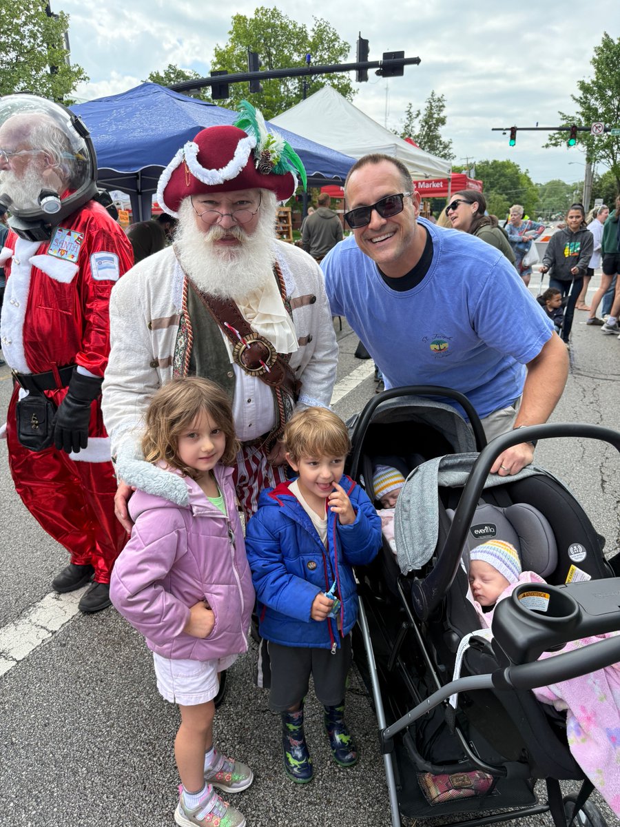 CastleNoel's tweet image. Can’t Stop Smiling! #SantaDay2025 may be over, but the joy lingers on! With visitors from Arizona to Ohio & costumes like Pirate & Space Santa, #Unforgettable! Thank you Mr. Grinch for your hilarious escapades. HUGE shoutout to #MedinaPedalCompany for the best sleigh ride ever!