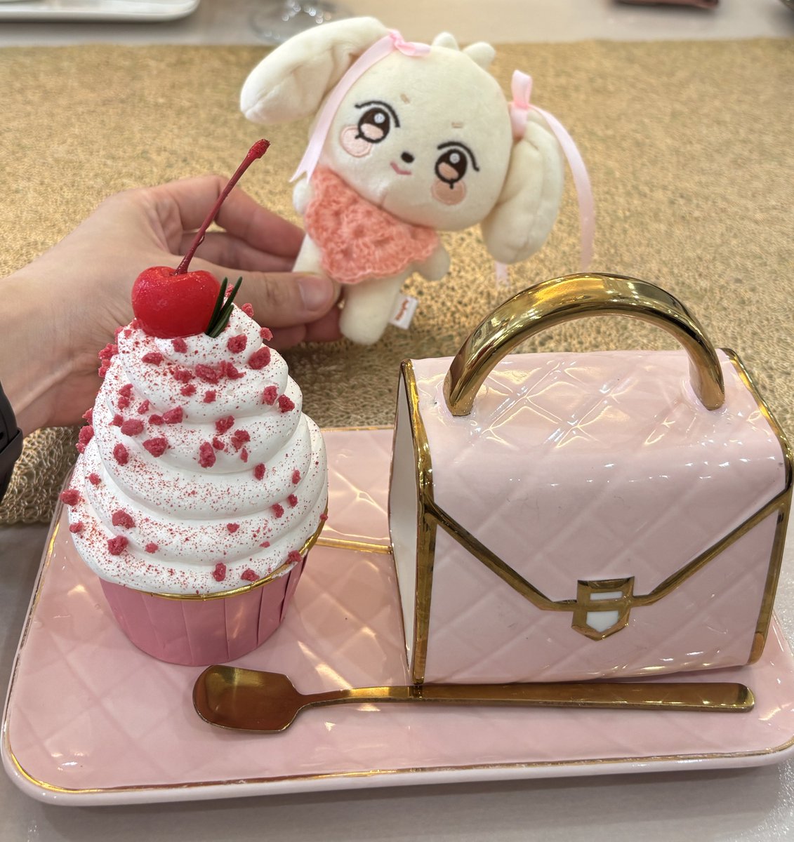 ティニ会！！楽しすぎて気づいたら帰る時間…おめかしヘッモンイにぴったりなケーキセットかわいすぎた🧁🍒👜🩷