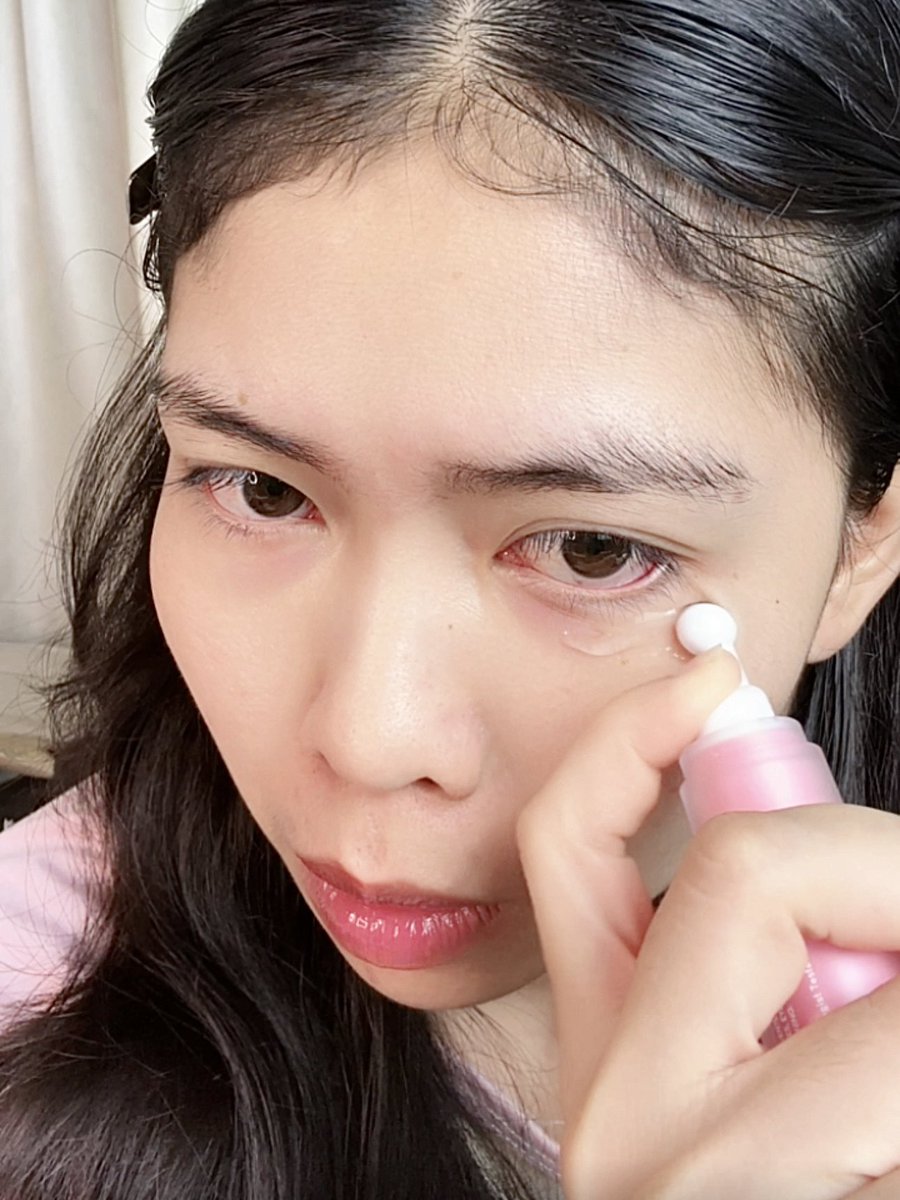 studio_em's tweet photo. ป้ายยา เซรั่มบำรุงใต้ตาแพนด้า ช่วยลดความคล้ำหมองได้แบบเริ่ด ให้ความชุ่มชื้นขั้นสุด ช่วยเรื่องริ้วรอยเล็กๆได้ดีมากด้วย แต่ๆๆๆ ยังช่วยบำรุงขนตาขนคิ้วได้อีก คือมีตัวนี้ครบจบเลยนะ 🩷✅ #JKxLab  #grwm  #สกินแคร์ที่จริงใจกับผิว  #ป้ายยาสกินแคร์ https://t.co/ztpfsRdOny