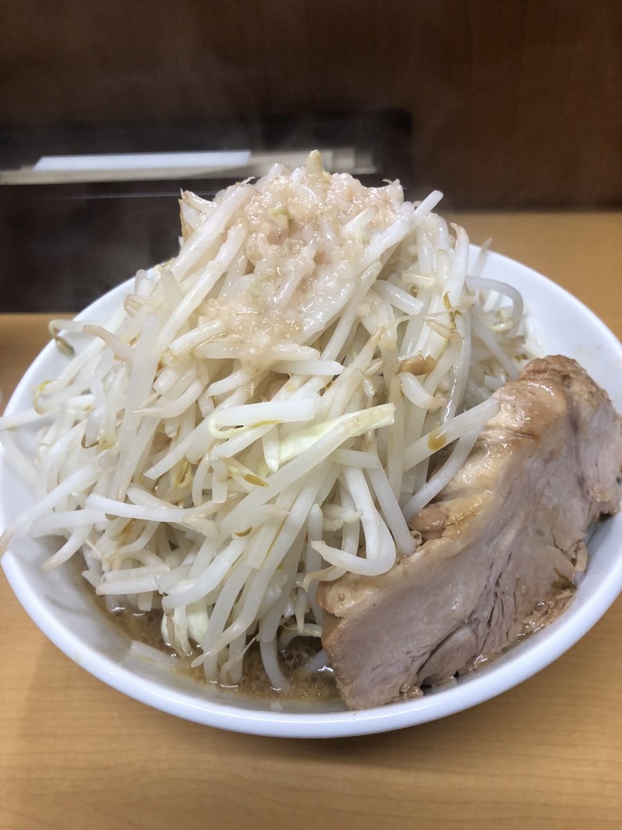 62Mgr's tweet photo. 2025年(17杯目)
ラーメン〇菅

塩ラーメン
    (ニンニク･アブラ･タマネギ)

🎊久々の訪問🎊

ホロホロチャーシューは美味🥩
ニンニク･アブラ吸収しました～🍜
ご馳走様でした🙏

 #マル菅  #二郎系 
#ラーメン  #亀有 https://t.co/Lul4yhmTR4