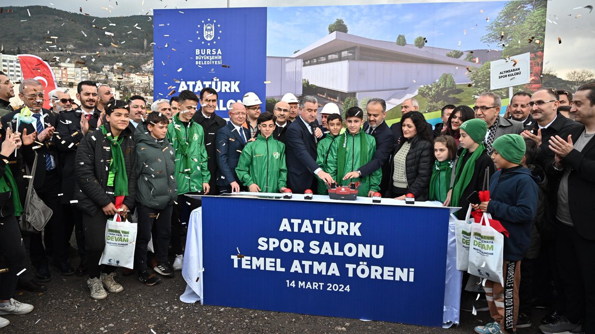 Alinuraktas70's tweet photo. Sözde temel atma törenlerine bir yenisi daha eklendi.
Hazır projeye törenle başlamak, malesef yeni yönetimin alışkanlığı haline geldi.
Başkanlığım döneminde Mimarlar Odası’nın açtığı proje yarışmasında birinci seçilen proje ile Atatürk Spor Salonu’nun temel atma törenini gerçekleştirmiştik.
Şimdi sadece tabelasını değiştirip ilk kez yapılıyormuş gibi sunmalarına artık ne ben ne de değerli Bursalılar şaşırmıyoruz.
Gerçekleri görmezden gelen bu anlayışla ve iş bilmezlikle değil; samimiyetle, şeffaflıkla, emeğe saygıyla yol alınır.