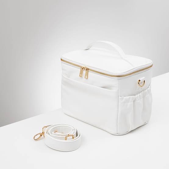 GeMsWardrobe5's tweet photo. Your style deserves to be functional too😍😍

This luxe lunch bag isn’t just cute—it’s insulated, easy to clean, and perfect for keeping your meals fresh on the go. GeM’s Wardrobe got you covered with fashion-forward utility💃💃

#GemsWardrobe
#LunchBagGoals 🤠 https://t.co/GRPqB0rtin
