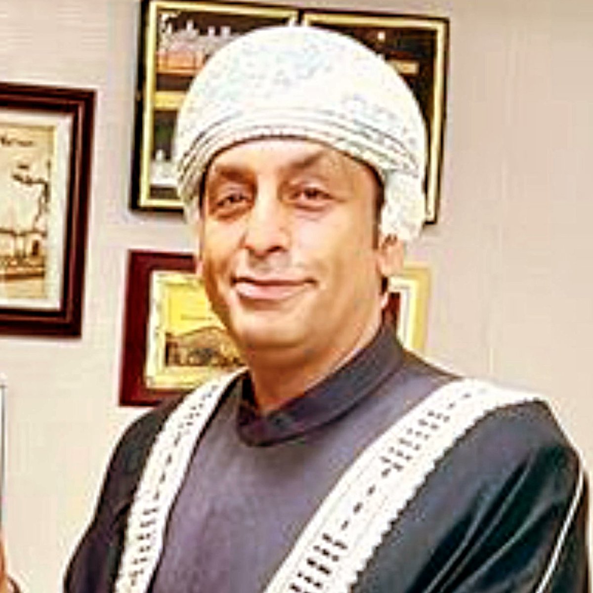 مرسومٌ سلطانيٌّ بمنح الوزير المفوّض جميل بن حاجي بن إسماعيل  البلوشي وظيفة سفير ويعيّن سفيرًا فوق العادة، ومفوّضًا لدى جمهورية  بنغلاديش الشعبية. / وكالة الأنباء العُمانية