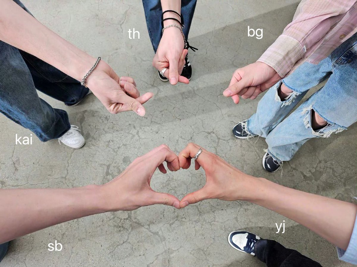 sp0913yj's tweet image. sb and yj doing heart 🤍
ft their children &amp;lt;3