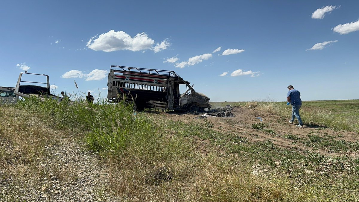 Yanan kamyonette baba ve 15 yaşındaki oğlunun cansız bedenleri bulundu

📌Diyarbakır'ın Sur ilçesindeki boş arazide sabah saatlerinde kamyonetin yandığını görenler, durumu 112 Acil Çağrı Merkezi’ne bildirdi. 

📌İhbar üzerine bölgeye itfaiye, sağlık ve jandarma ekipleri sevk