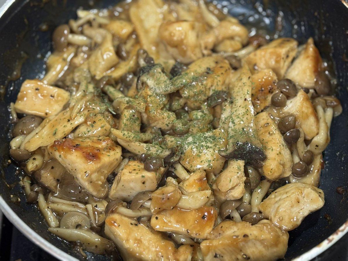 今日はきのこと鶏肉のガリバタ炒め！！🐓🍄‍🟫

#キッチンドランカー部