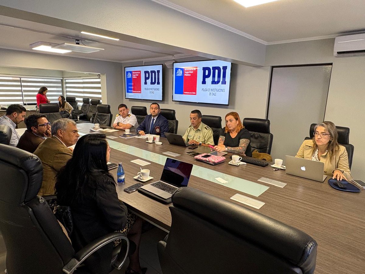 PDI_Tarapaca's tweet photo. Jefe de la Prefectura Provincial Iquique, César Ramírez, participa en el  Comité Policial #PlanCallesSinViolencia presidido por la Seremi de Seguridad Pública, Ana María Peralta. Estrategia de intervención específica y coordinado con @CarabTarapaca https://t.co/4hpzHDz3Qe