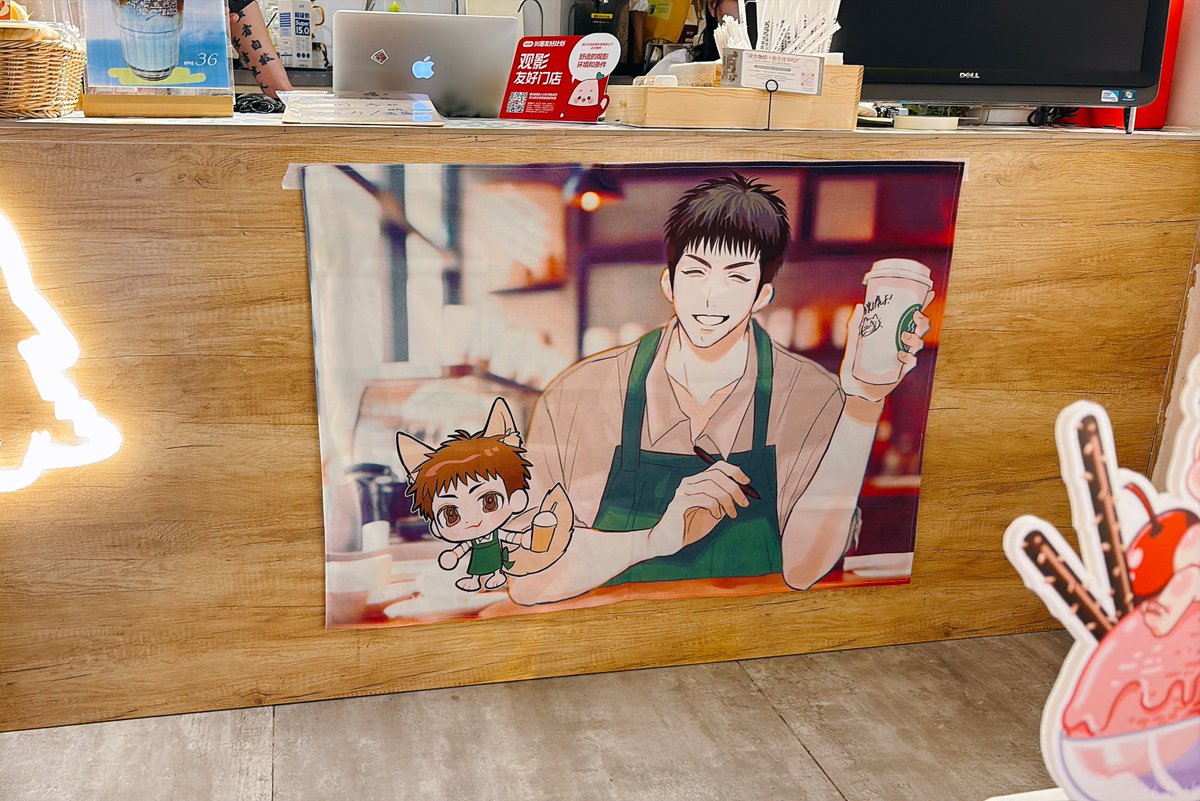 咖啡馆吧台处，有温柔的咪酱坐镇☺️💞😊
感谢 <a href="/IQNanamyu/">なな〇🍡6/15東1イ34a</a> 老师应邀绘制的咖啡师三井！
 #无限未来·三井寿生日cafe