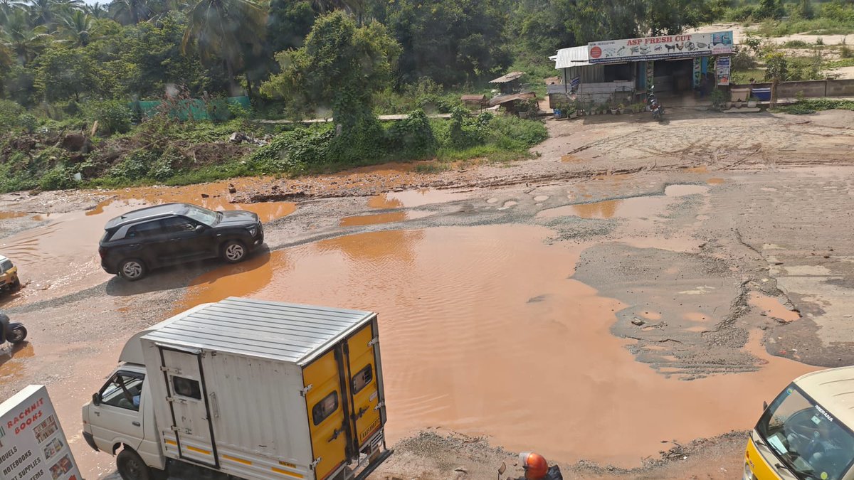 GoyalAnkit4's tweet photo. @MALimbavali @MTF_Mobility @DKShivakumar @CMofKarnataka @siddaramaiah @INCKarnataka @BJP4Karnataka @east_bengaluru @BalagereConnect @OurCarmelaram @carmelaramunite @BBMPCOMM @BBMPofficial Pls understand the pain we are facing daily. #BengaluruRains #bengalurufloods #BengaluruRain https://t.co/PXHfHgJ6nk