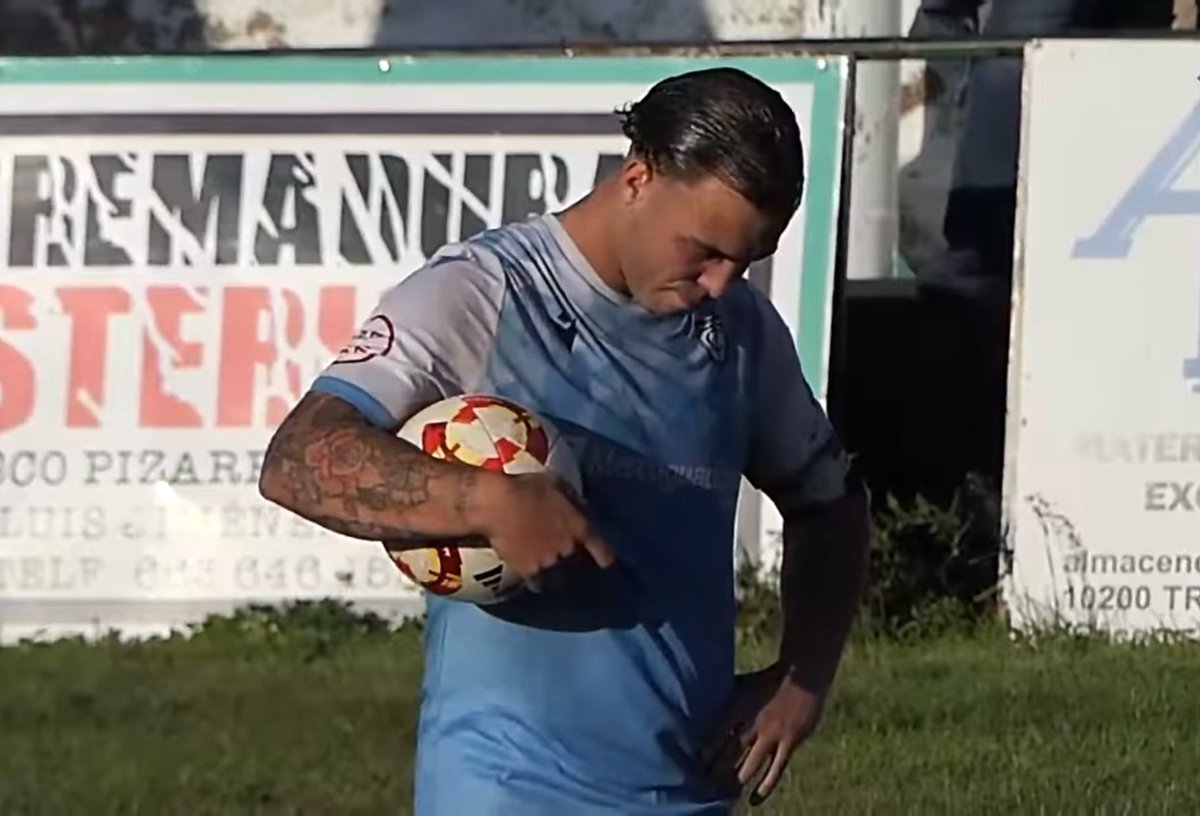 Una semana de nuestra despedida de la tercera división … llegué siendo un “niño” y a día de hoy sigo luchando por tu escudo. Momento muy duro, año muy complicado. Simplemente perdón. Un trujillano más, SIEMPRE🩵🔪 TE QUIERO @cf_trujillo_of