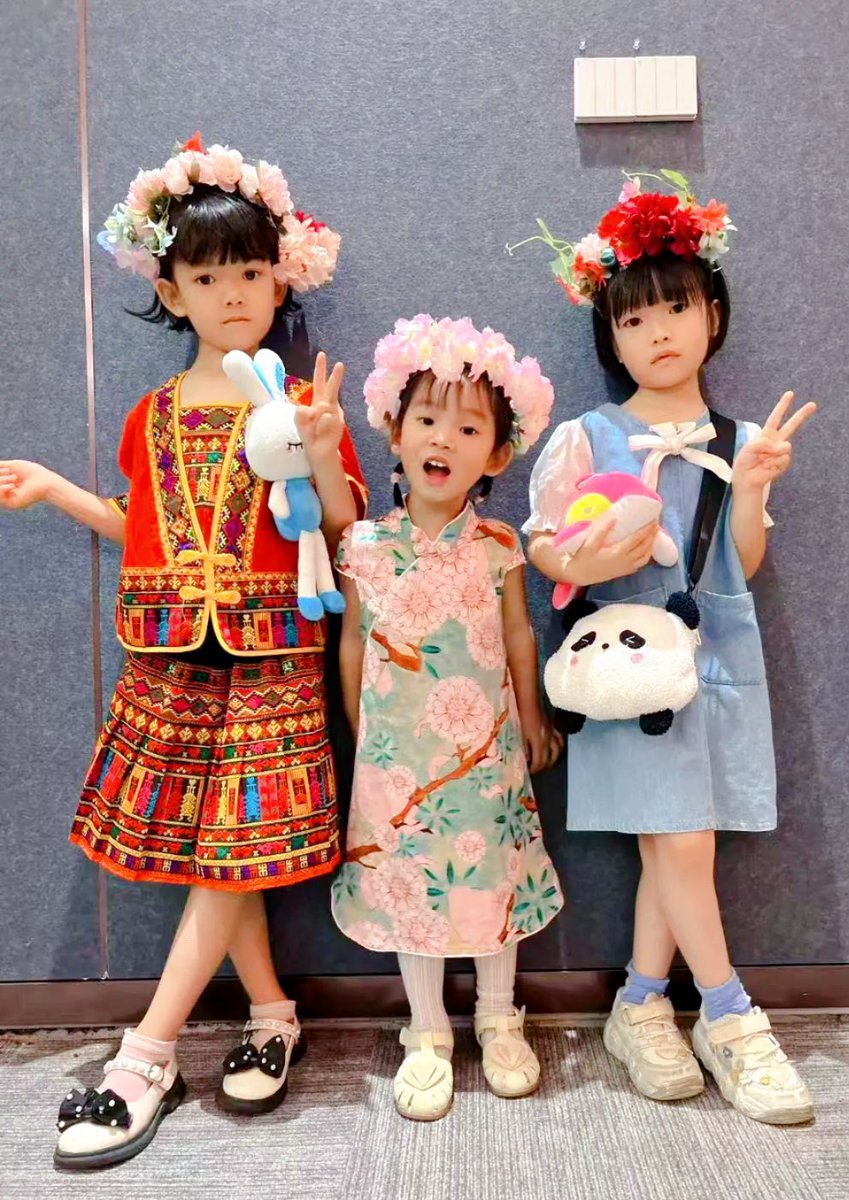 DiscoverLedong's tweet photo. 📚🎞️ #Culture and #history are not just found in showcases; they are alive in our daily lives.
Recently, #Ledong hosted a variety of activities 🤗💕, including a photo exhibition, cultural performances, and a parent-child handmade flower hairpin experience activity 👧, to celebrate the 49th #InternationalMuseumDay.
(📷@县博物馆) #ChinaTourismDay #ChinaTravel #hainanVisaFree #DiscoverLedong