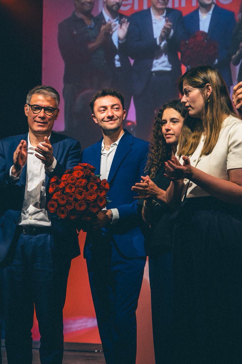 Hugo (@hugo_lngs) on Twitter photo Clap de fin pour le 2e congrès des JS 🎬
Bravo <a href="/RemiBoussemart/">Rémi Boussemart</a>, et merci <a href="/EmmaRafowicz/">Emma Rafowicz</a> d’avoir rebâti <a href="/lesJeunesSoc/">Les Jeunes Socialistes</a> ✊
Heureux et fier de devenir Secrétaire national aux partenaires pour travailler à l’union qui fera gagner le socialisme écologique en 2027 ☀️🌹 Clap de fin pour le 2e congrès des JS 🎬
Bravo <a href="/RemiBoussemart/">Rémi Boussemart</a>, et merci <a href="/EmmaRafowicz/">Emma Rafowicz</a> d’avoir rebâti <a href="/lesJeunesSoc/">Les Jeunes Socialistes</a> ✊
Heureux et fier de devenir Secrétaire national aux partenaires pour travailler à l’union qui fera gagner le socialisme écologique en 2027 ☀️🌹