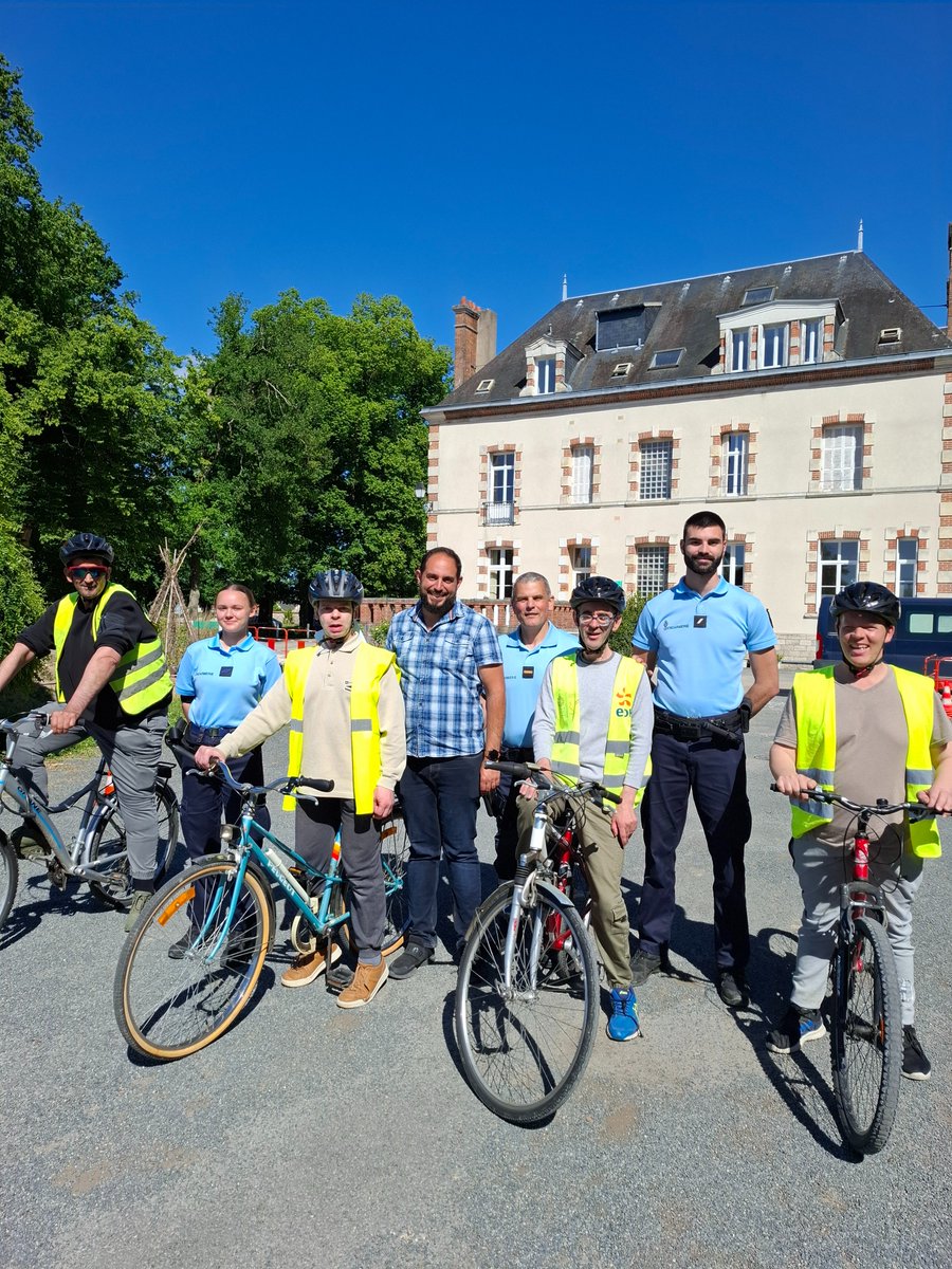 Gendarmerie_045's tweet photo. 👮‍♂️✨ Bel après-midi d’échange au foyer de vie du Clos Roy à Lorris (45) ! 

Le PMO Pannes et la brigade de Lorris aux côtés d’adultes en situation de handicap pour un moment riche en sourires et en partages. 🤝

@Gendarmerie 
@Prefet45_Centre 

#Gendarmerie #PMOPannes #Lorris https://t.co/Y7XaAeRcgr