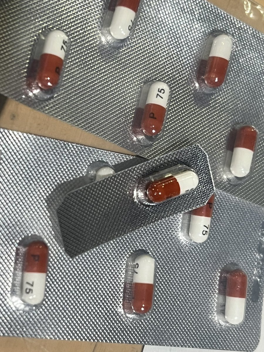 เมื่อวานศูนย์แพทย์จ่ายยามาให้ สีคือโคตร APTX4869 😂5555555555555555555