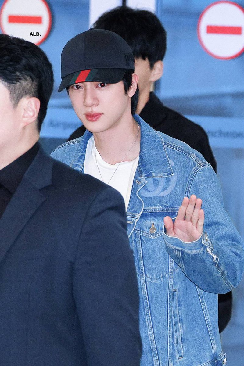 ArmyTucumanArg's tweet photo. Fotografías de Jin en el aeropuerto, yendo a EE.UU. 💜💜

#Jin_TOUR 
#Dont_Say_You_Love_Me 
#BTSJIN https://t.co/LGhb3rK8FW