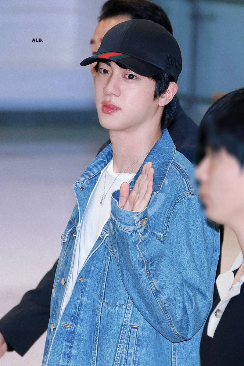 ArmyTucumanArg's tweet photo. Fotografías de Jin en el aeropuerto, yendo a EE.UU. 💜💜

#Jin_TOUR 
#Dont_Say_You_Love_Me 
#BTSJIN https://t.co/LGhb3rK8FW