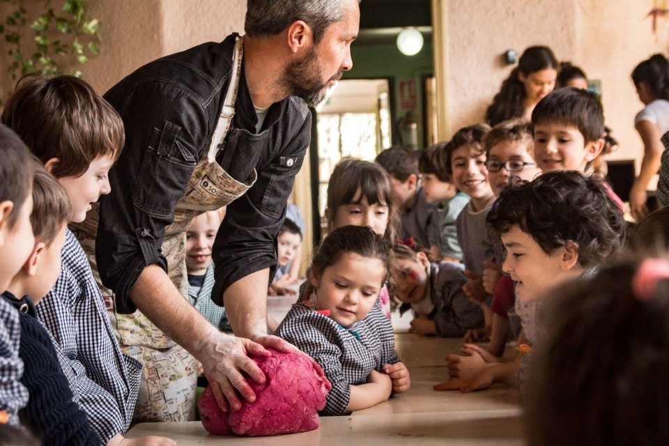 Educar en la cocina: el chef inglés que contrata a “los peores alumnos” y el uruguayo que enseña en huertas y comedores escolares. Cocinar no es una materia "blanda". Comemos cada día; es parte esencial de nuestra vida. alteredu.com.ar/educar-en-la-c…
