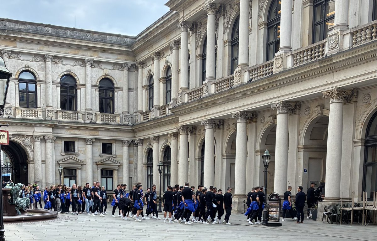 HamburgerTagesjourna (@hhtagesjournal) on Twitter photo Vor dem Empfang im Rathaus gehen die <a href="/HSV/">Hamburger SV</a> Kicker erst mal in die <a href="/hkhamburg/">Handelskammer Hamburg</a> Vor dem Empfang im Rathaus gehen die <a href="/HSV/">Hamburger SV</a> Kicker erst mal in die <a href="/hkhamburg/">Handelskammer Hamburg</a>