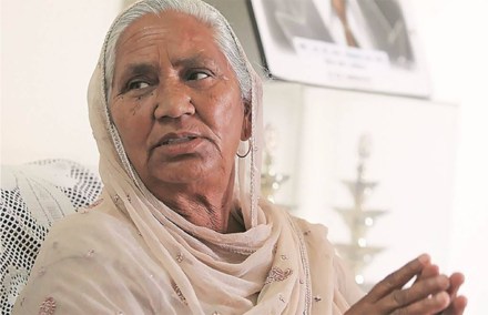 बहुजन समाज पार्टी में आकाश आनंद से जब परिवारवाद की शुरुआत हो ही चुकी है 

तो फिर मान्यवर कांशीराम साहब के परिवार वालों को पार्टी से दूर क्यों रखा जा रहा? 

मान्यवर कांशीराम साहब की बहन उनके भाई उनके भतीजों को भी पार्टी में शामिल करना चाहिए 

क्या सिर्फ मायावती जी के परिवार के ही