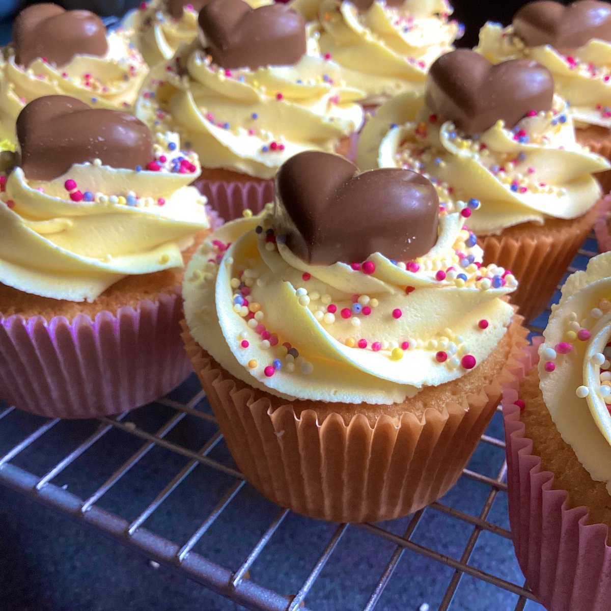 #GoBigOrGoHome 🤔😂😂😂been a while since I have supersized something 🤔so it was fun to make this giant Muffin😍and some normal sized ones with the leftover batter #WasteNotWantNot oh and a few cupcakes topped with homemade dairy milk ❤️’s