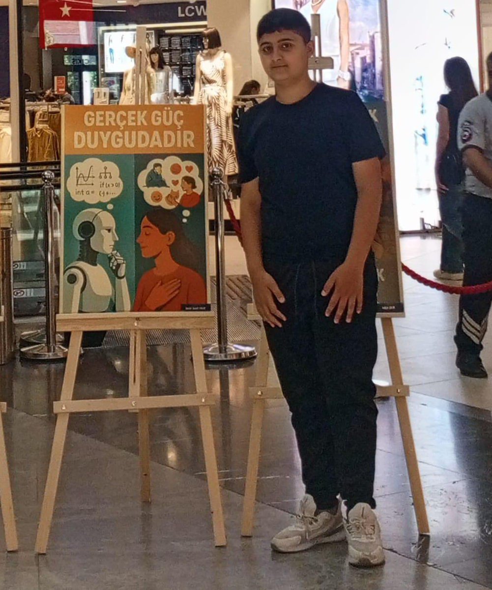 “Benim Süper Gücüm: İnsan Olmak” temalı,yapay zekayı yöneten insanı anlamayı ve anlatmayı amaçlayan,yapay zeka afiş tasarım yarışmasında öğrencimiz  Baver İsmet Polat ın eseri,ilk 10 afişten biri seçilerek tasarımını Primemall Gaziantep’te sergilemiştir. Öğrencimizi tebrik ederiz