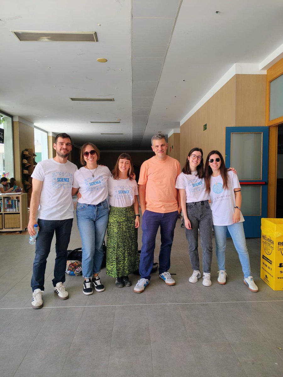 IBV_CSIC's tweet photo. Divertida participación del @IBV_CSIC junto a @GVAfisabio en la Semana Cultural del CEIP Alejandra Soler @AmpaSoler con talleres científicos donde alumnas y alumnos han participado en la extracción del ADN de tomate y han visualizado cromosomas en el microscopio.
@CSICval @CSIC https://t.co/CaY9mNvmlJ