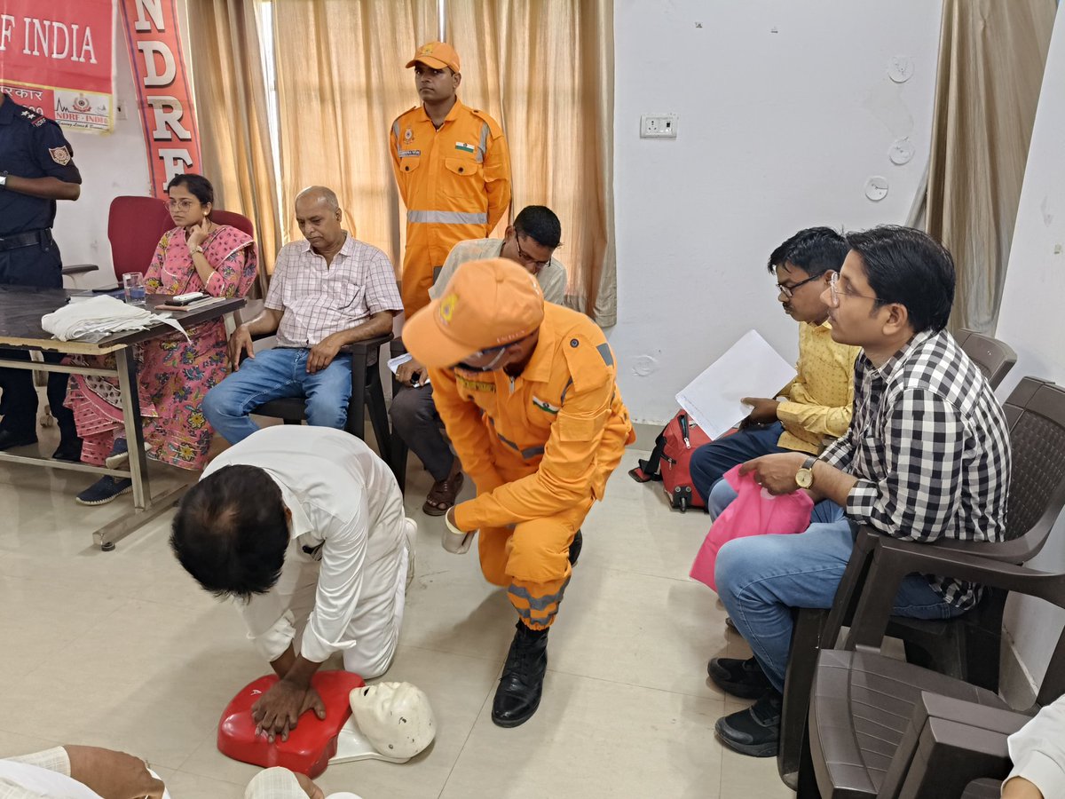 09NDRF's tweet image. #CommunityAwarenessProgramme conducted at Block #Dumraon, Buxar in which CO &amp;amp; block staffs were present and got benefited.
Techniques of PHT  medical emergencies, bleeding control, CPR,thundering  &amp;amp; #lightening,Snake bite and rescue techniques have been taught &amp;amp; demonstrated.
